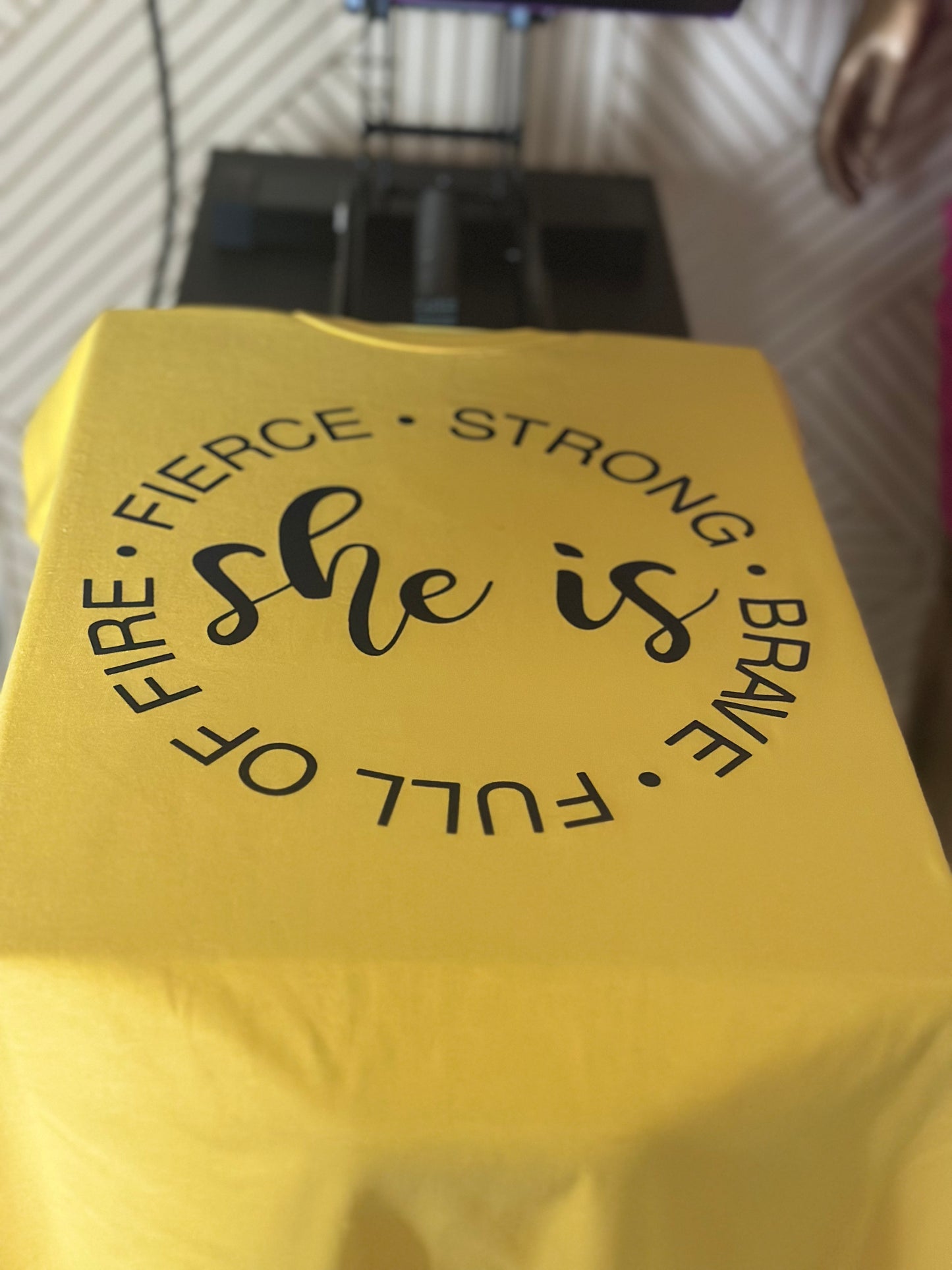 SHE IS GRAPHIC 👚TEE